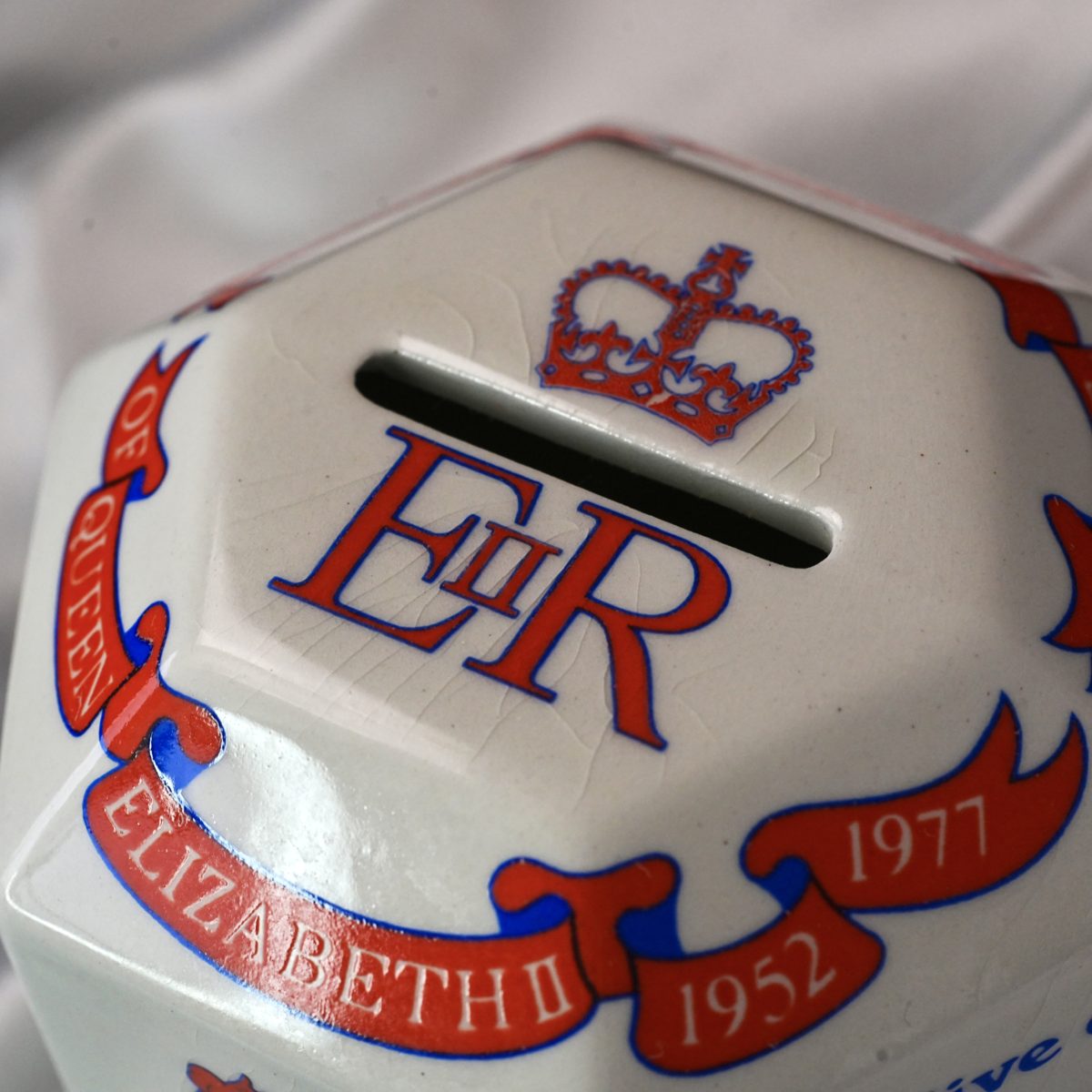Vintage Adams QEII Silver Jubilee Money Box 1977 photo 5