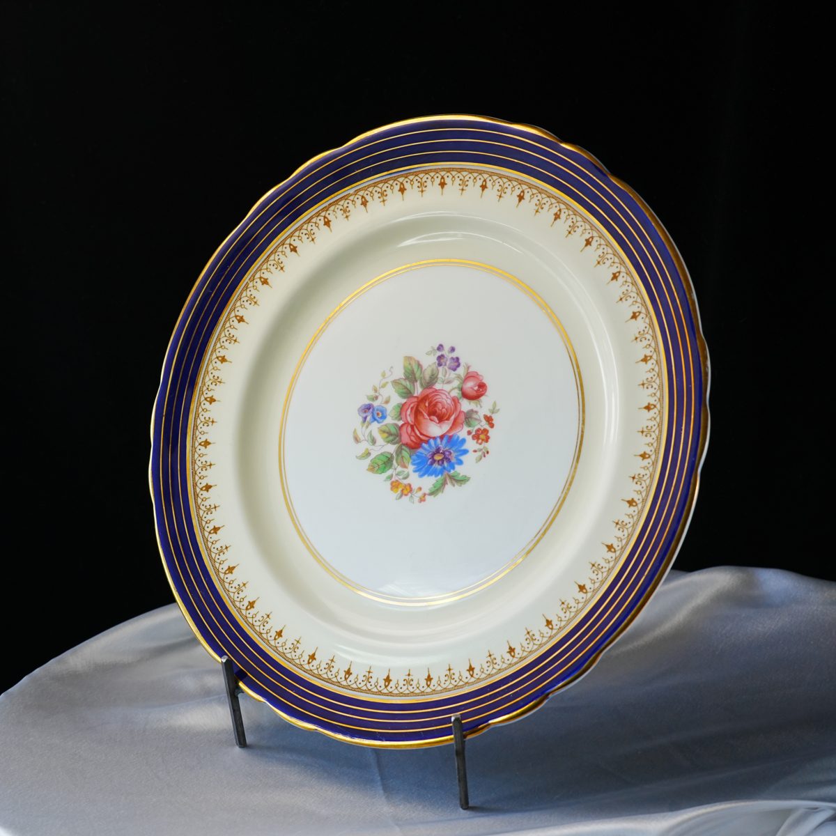 Vintage Aynsley Dorchester Plate – Cobalt Blue & Gold Stripes, Fleur-de-Lis Border, Hand-Tinted Floral Bouquet, Bone China, England 1960s