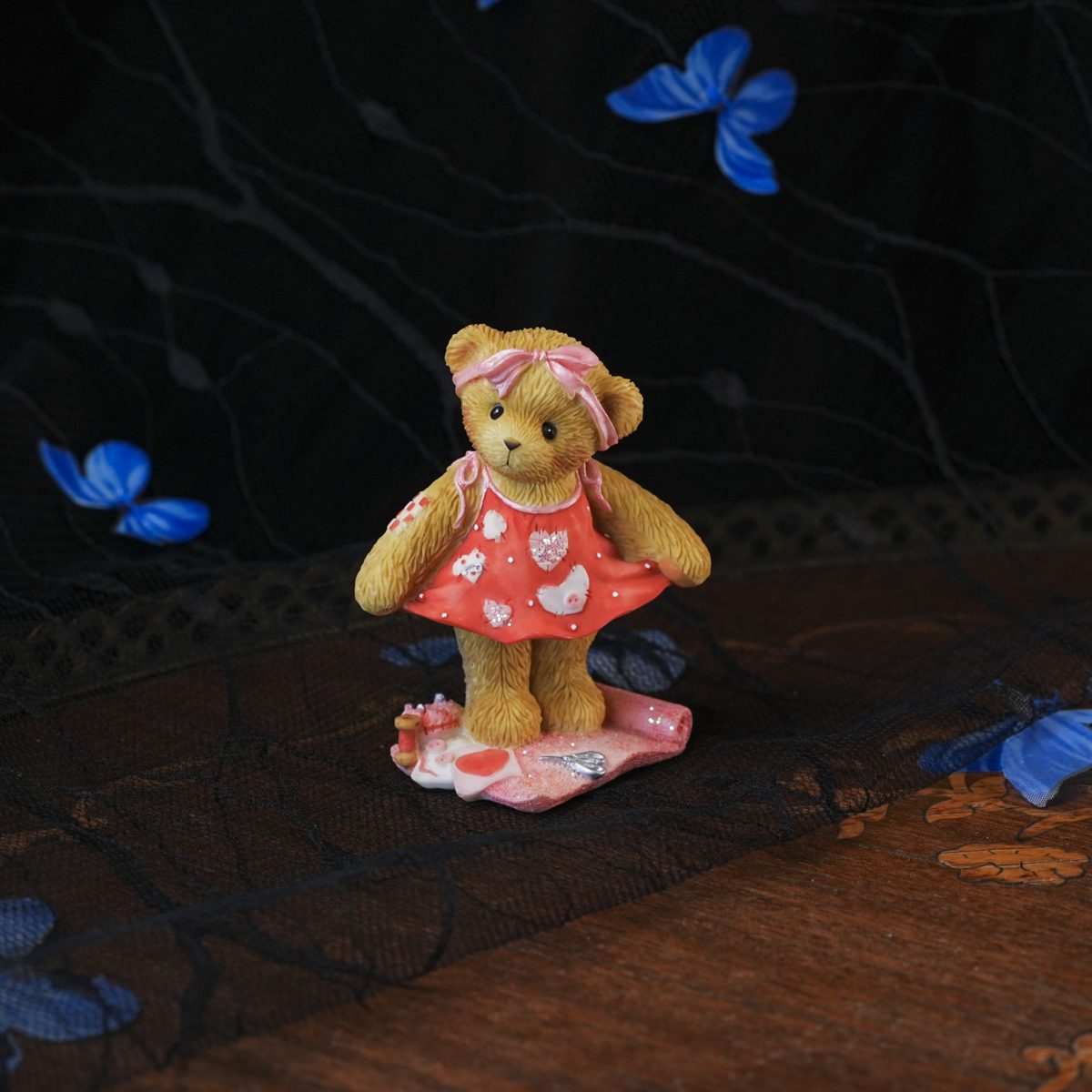 Vintage Cherished Teddies Ilene Sewing Bear – Paste Cut and Sew, Avon Exclusive 4001719, Thread Scissors Base, Enesco Hillman 2004