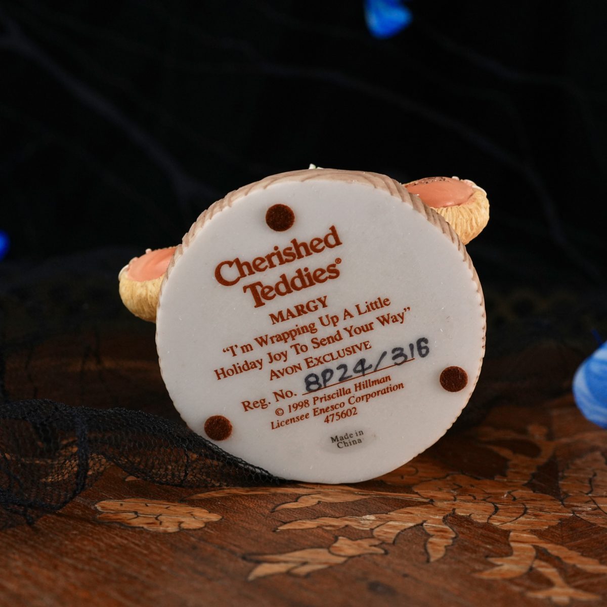Vintage Cherished Teddies Margy Christmas Figurine – Avon Exclusive 475602, Holly Wreath Gift Box, Enesco Priscilla Hillman Resin, 1998