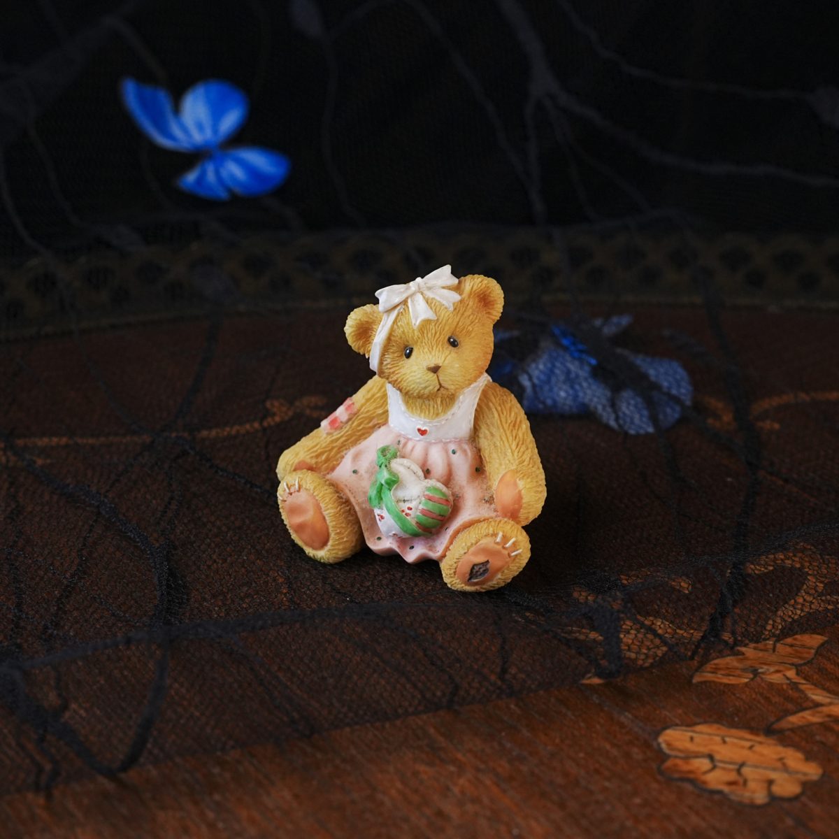 Vintage Cherished Teddies Mini Bear Figurine – Pink Dress White Pinafore, Ribbon Bow, Gingham Patch, Enesco Priscilla Hillman 1998