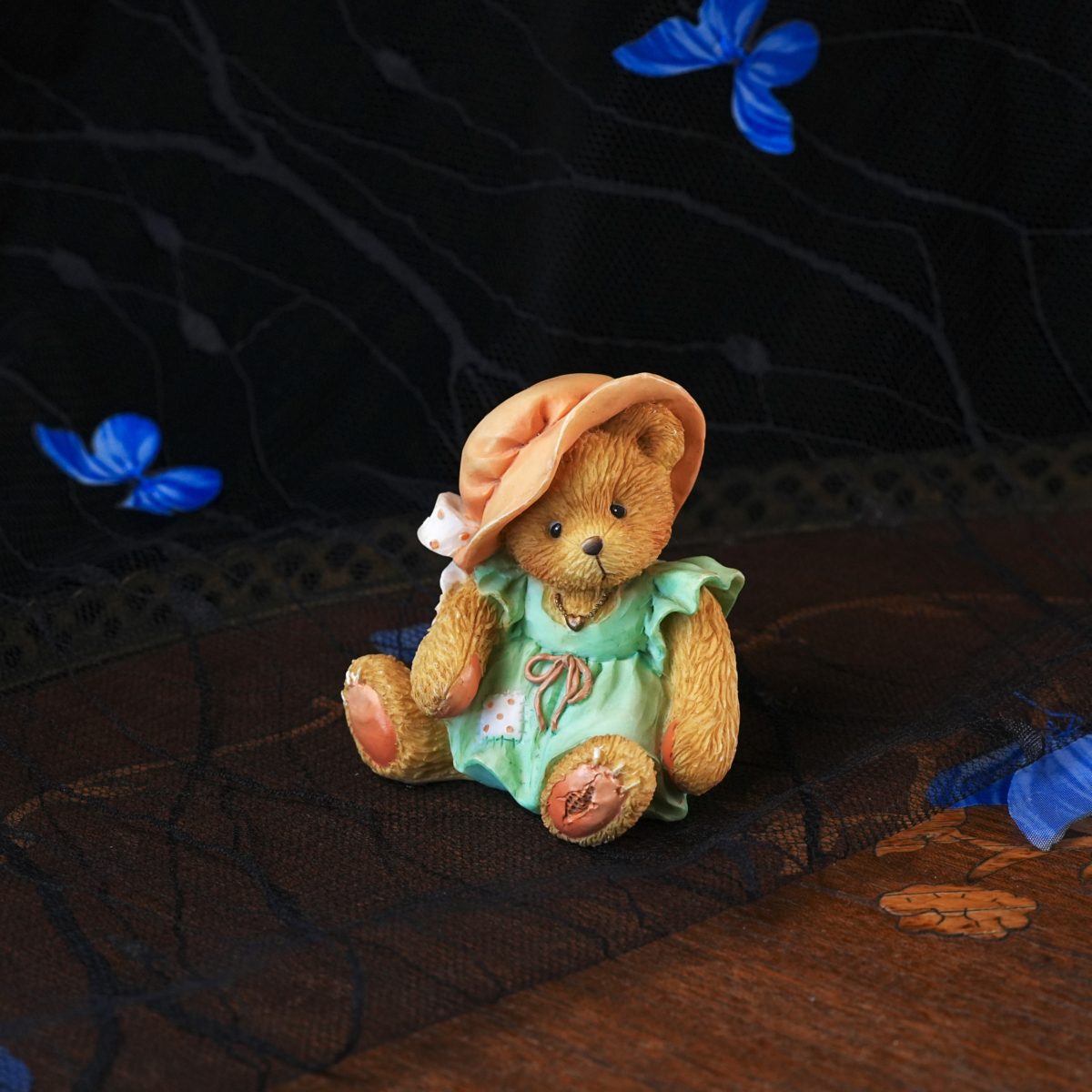 Vintage Cherished Teddies Mother Figurine – A Mother's Love Bears All Things, Green Dress Sun Hat, Enesco Hillman 624861, Early 1993