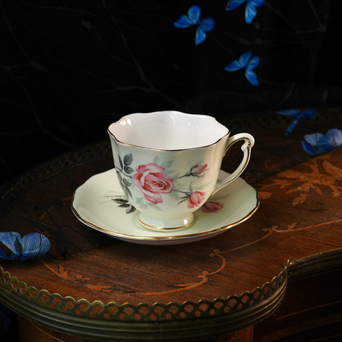 Vintage Colclough Pink Rose Teacup And Saucer – Pale Mint Green Ground, Grey Leaves, Scalloped Gilt Rim, Bone China England 1950s