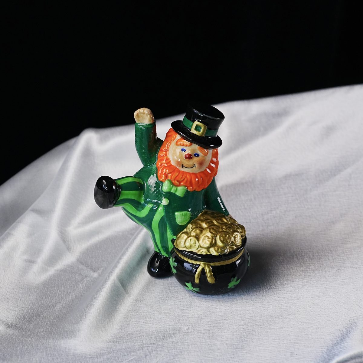 Vintage Fitz and Floyd "Luck O' The Irish" Leprechaun with Pot of Gold Figurine – Hand-Painted St Patricks Day Decor, Ceramic, 2000s