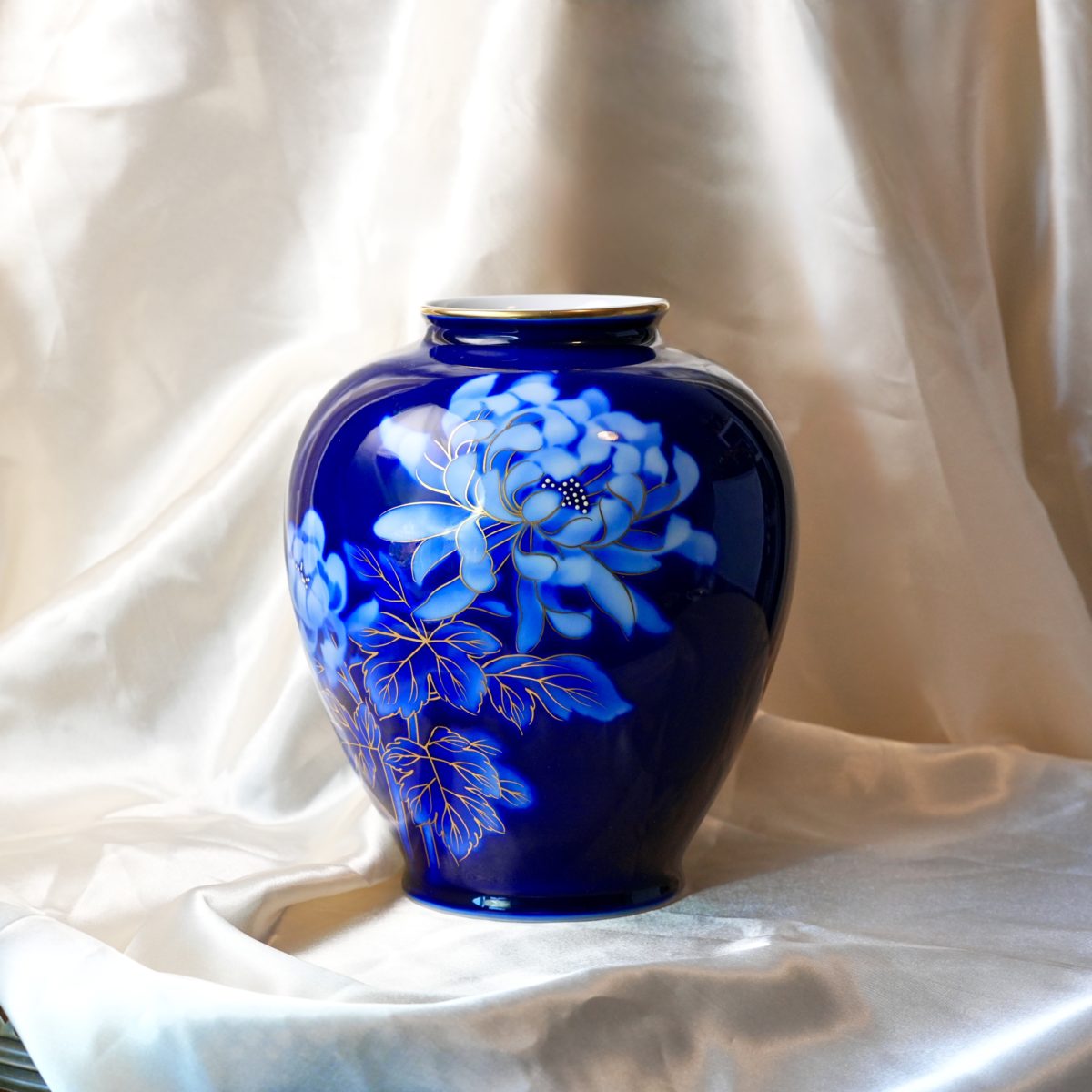 Vintage Fukagawa Cobalt Blue Porcelain Vase – Hand Painted Peony, Gold Leaf Veins, Gilt Rim, Ruri Glaze, Signed Arita Japan, 1950s–1970s