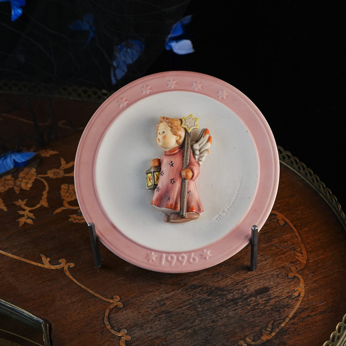 Vintage Goebel M.I. Hummel Annual Christmas Plate – Bas-Relief Angel with Lantern & Star Staff, Pink Border, Hum 692, Germany, 1996