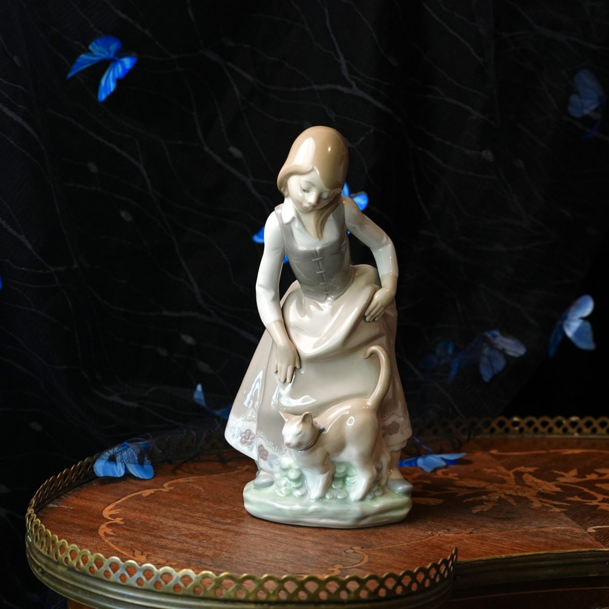 Vintage Lladro Little Girl with Cat Figurine 1187 – Retired Child Petting a Kitten, Juan Huerta, Pastel Handmade Porcelain Spain, 1980s