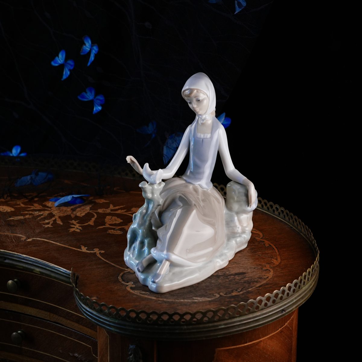 Vintage Lladro Shepherdess with Dove Figurine 4660 photo 2