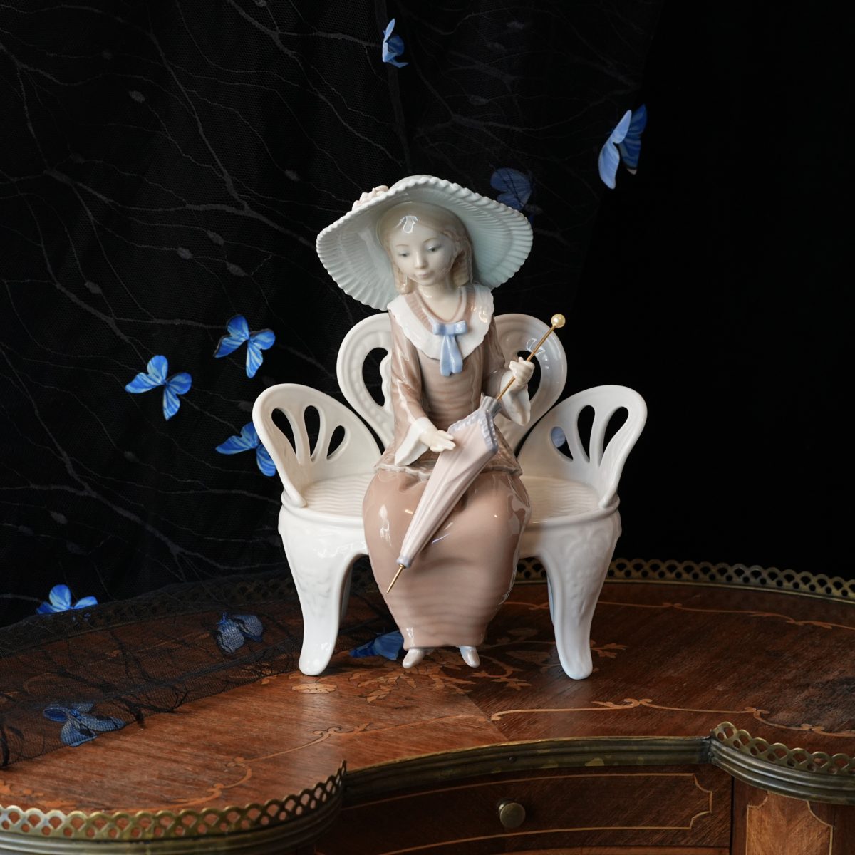 Vintage Lladro Waiting in the Park Figurine 1374 – Elegant Lady, Picture Hat & Parasol, Bench Seat, Handmade Porcelain Spain, 1980s