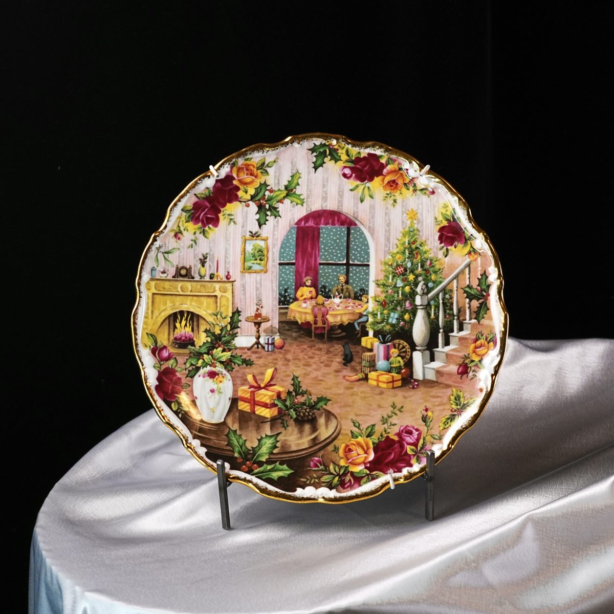 Vintage Royal Albert Christmas Magic Plate 1998 – Old Country Roses, Victorian Christmas Interior, Bone China, England