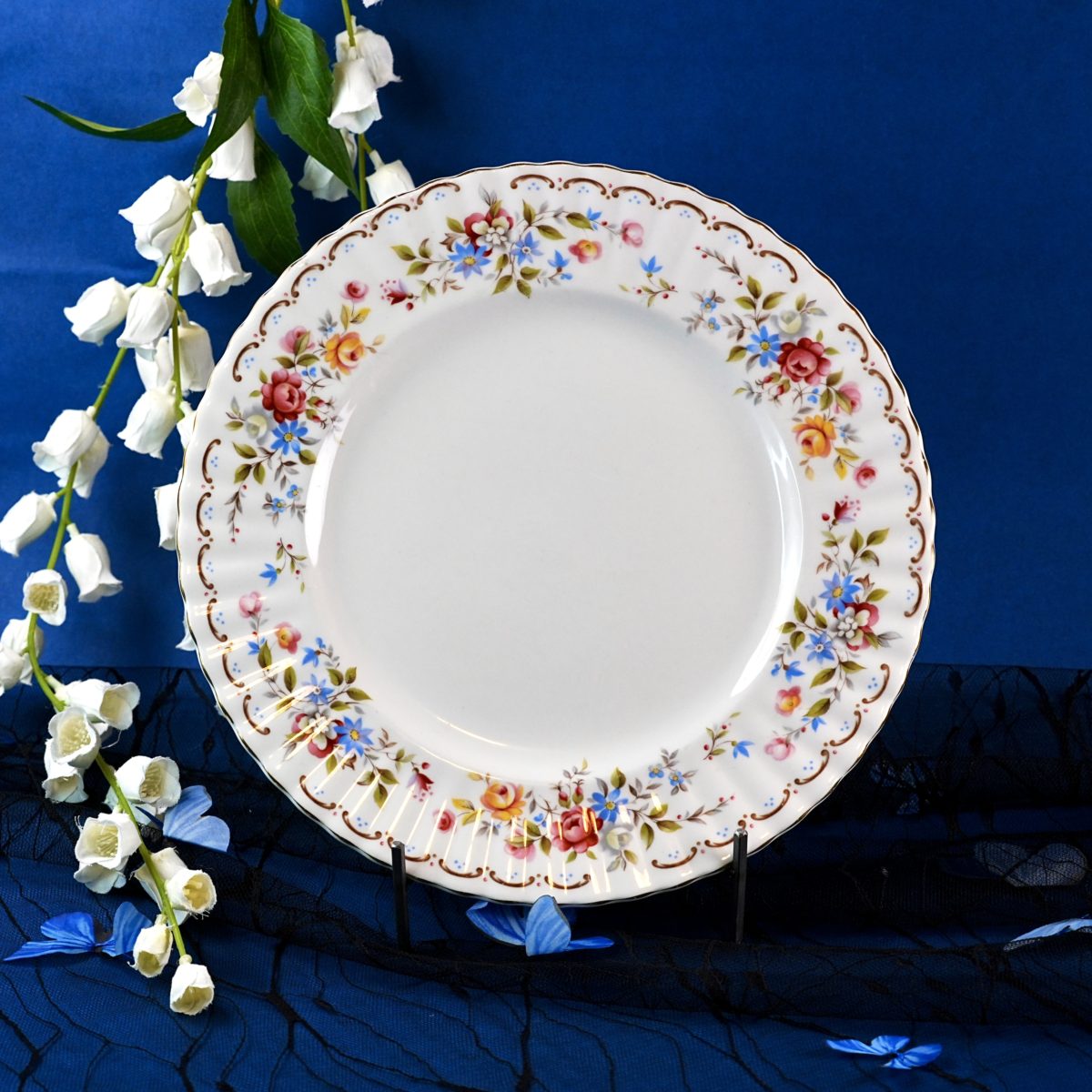Vintage Royal Albert "Jubilee Rose" Dinner Plate – Mixed Floral Border, Scalloped Edge, Gold Trim, Fine Bone China, England 1980s