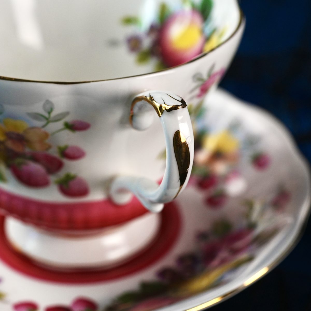 Vintage Royal Albert "Surrey" Teacup & Saucer photo 2