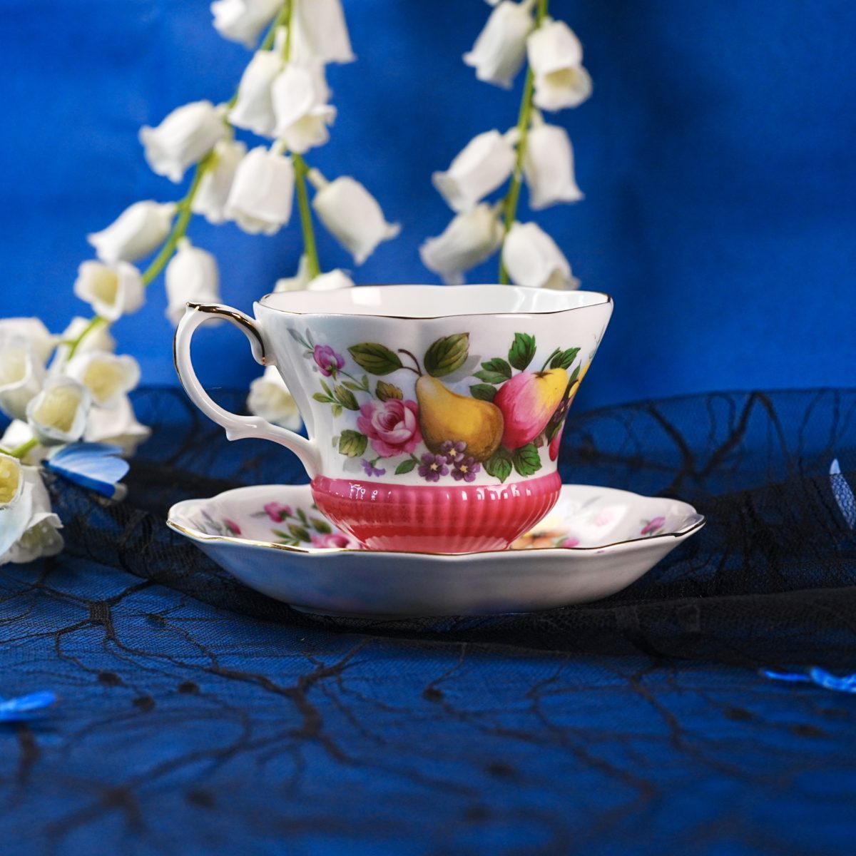 Vintage Royal Albert "Surrey" Teacup & Saucer photo 4