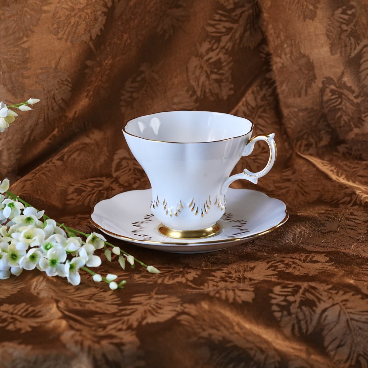 Vintage Royal Albert Val D'Or Teacup & Saucer – 22K Gold Teardrops on White Bone China, Hampton Shape, Wedding Gift, England 1960s