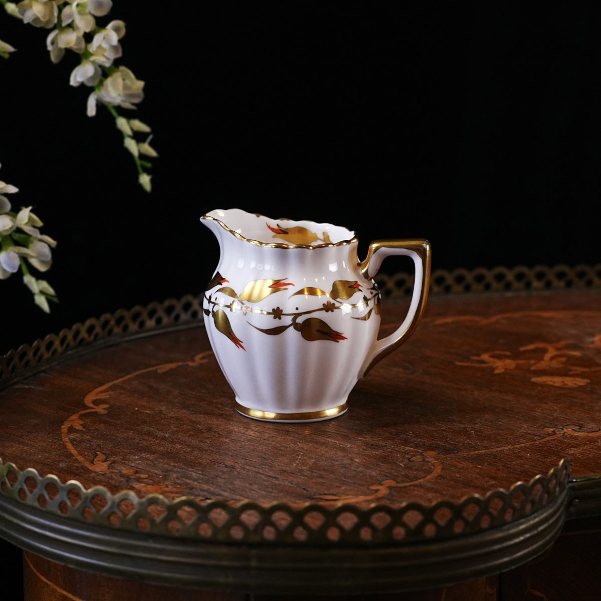 Vintage Royal Chelsea Gold Leaf Creamer – Fluted Bone China Milk Jug, Gilt Vine Pattern 3483, Gold Handle, Scalloped Rim, England 1950s