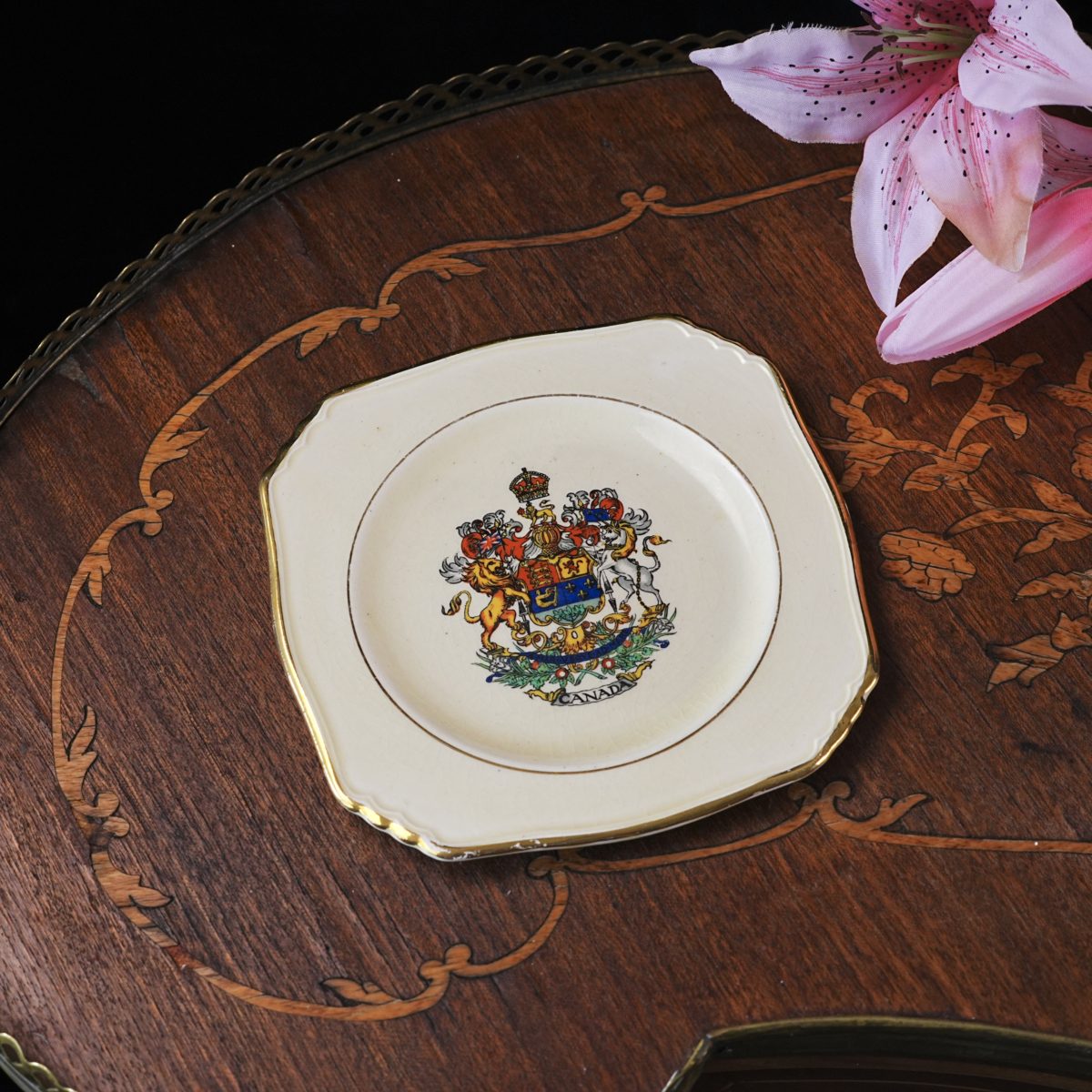Vintage Royal Winton Canada Coat of Arms Plate – Grimwades Cream Ground, Gold Trim, Patriotic Canadiana Souvenir, England 1940s–1950s