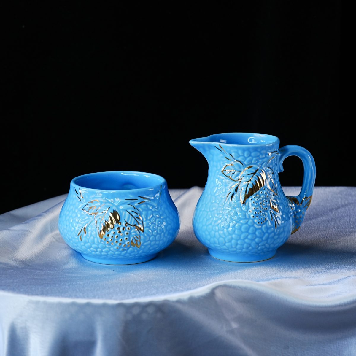 Vintage Wade Golden Turquoise Pitcher & Sugar Bowl Set – Bright Glaze, Hand-Painted Gold Grapes, Hobnail Body, Mid-Century England 1960s