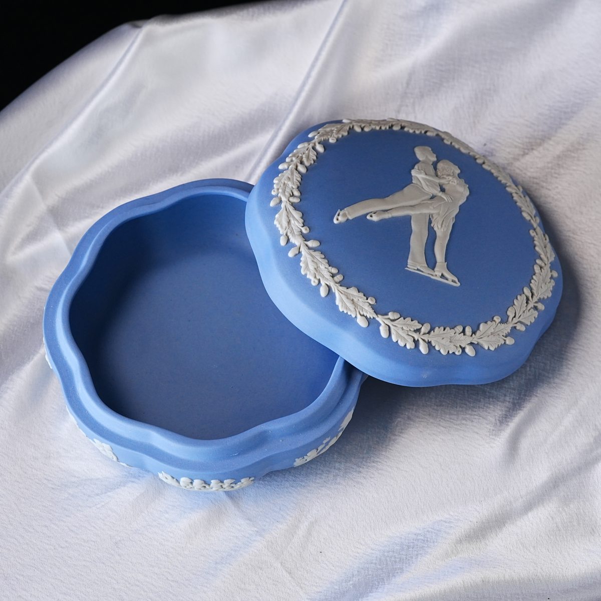Vintage Wedgwood Jasperware 1995 World Figure Skating Championships Birmingham Trinket Box photo 4