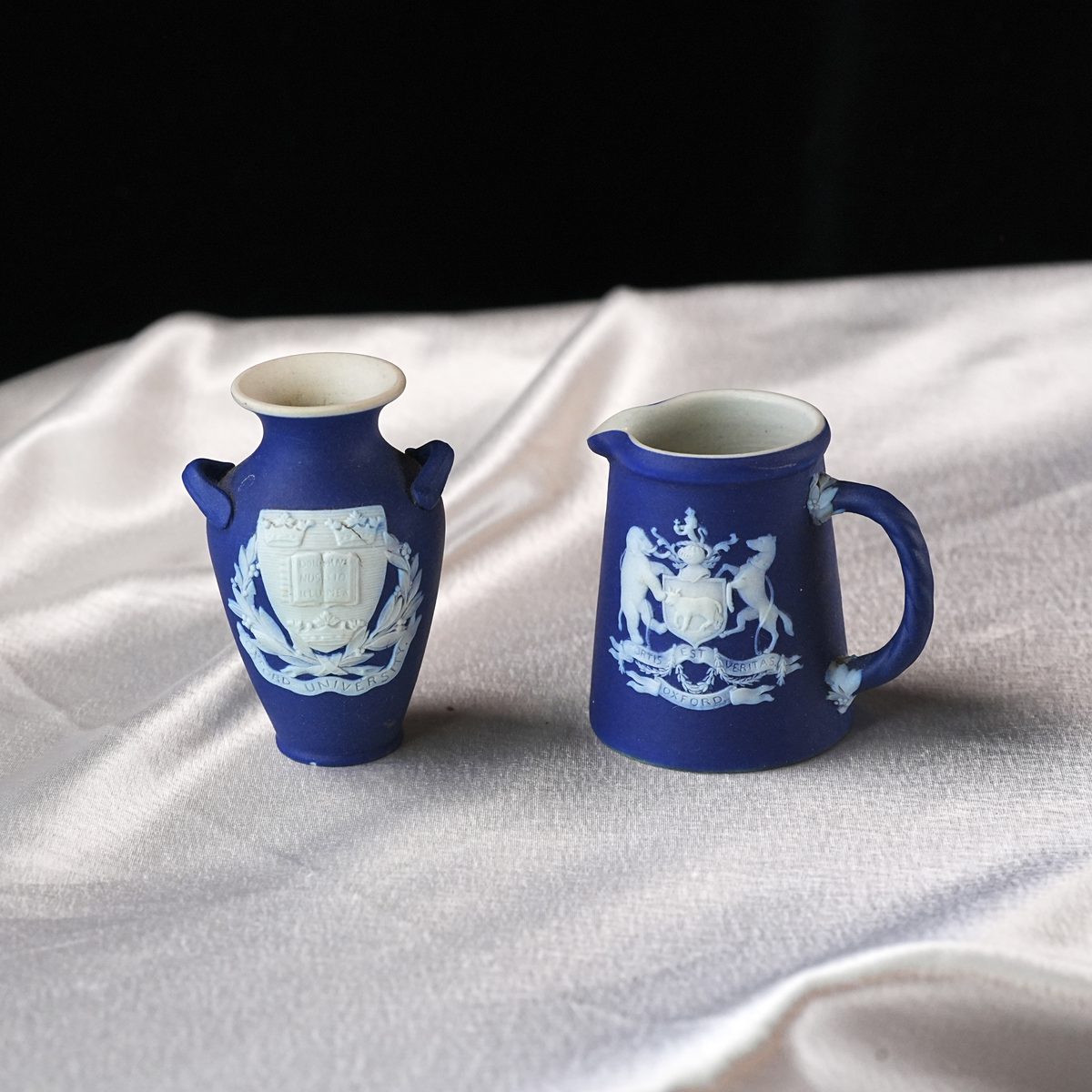 Antique Wedgwood Dark Blue Jasperware Oxford Pair – University Crest Vase & City Coat-of-Arms Creamer, Edwardian Souvenir, England 1910s