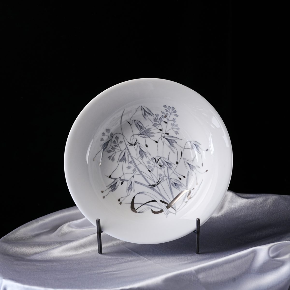 Vintage Wedgwood Bone China Wild Grasses Bowl – Silver Ink, 22K Platinum Ribbon, Pattern W4166, England 1960s–1970s