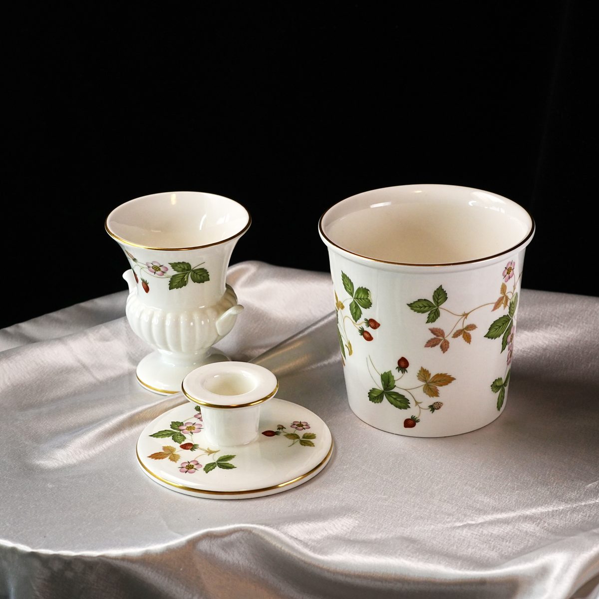 Vintage Wedgwood Wild Strawberry photo 2