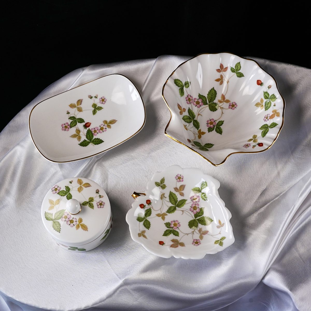Vintage Wedgwood Wild Strawberry photo 2
